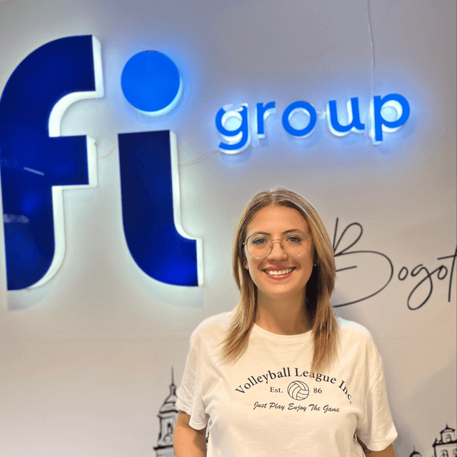 Trabajar en FI Group ha sido una experiencia transformadora. He tenido la oportunidad de colaborar con equipos de distintos países, lo que me ha permitido enriquecerme con diversas culturas, idiomas y formas de pensar.
Uno de los aspectos que más valoro de FI Group es su enfoque humano: aquí no solo se piensa en el crecimiento del negocio, sino también en el desarrollo de cada colaborador.
FI Group es una empresa que se adapta, que cuida y que impulsa. Me enorgullece ser parte de un equipo que trabaja con pasión, simpatía y compromiso, siempre con una sonrisa y la mejor disposición para aportar al crecimiento colectivo